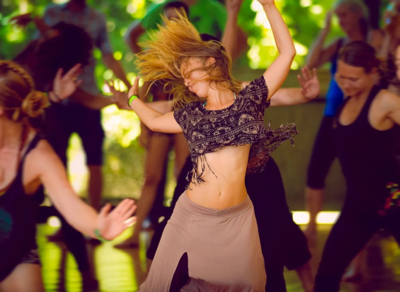 Personas bailando libremente en una sesión de Ecstatic Dance